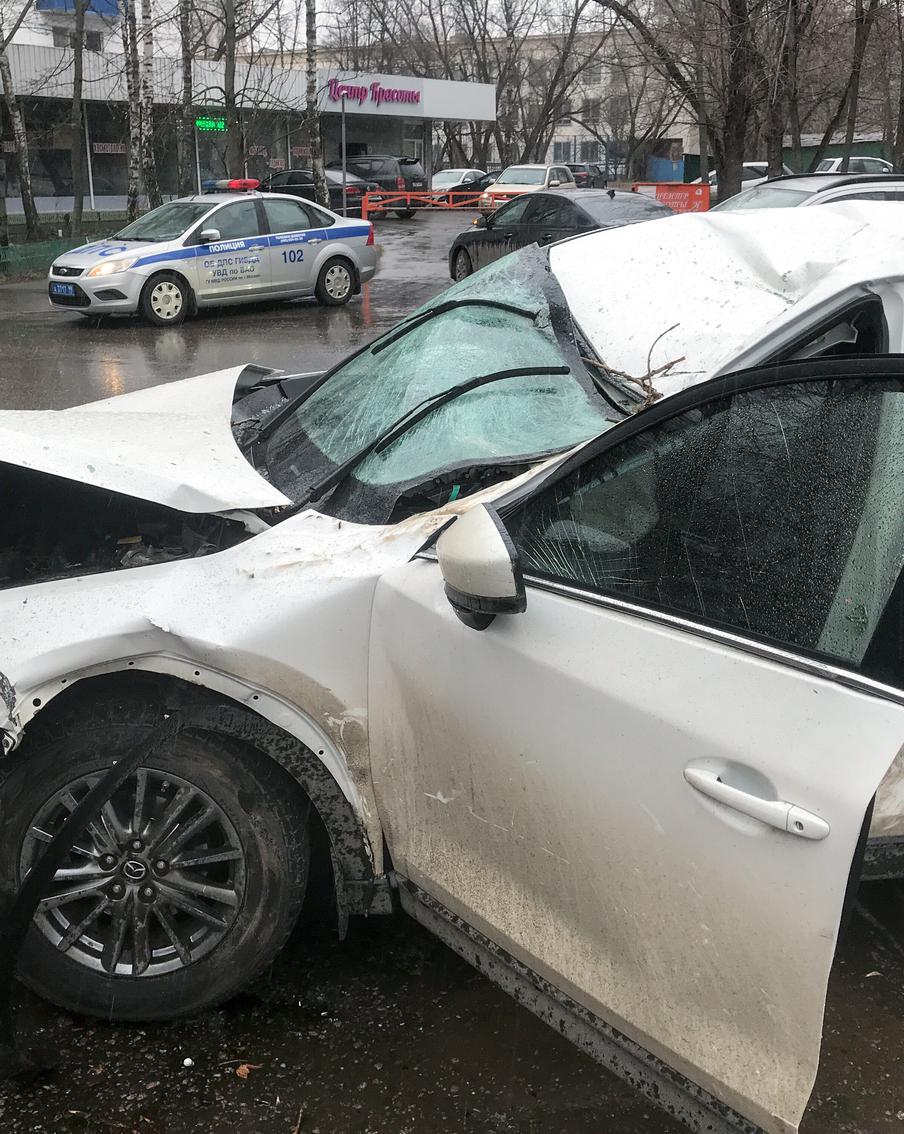 “На дню по три машины бьют”: Как автомобилистам получить компенсацию от коммунальщиков