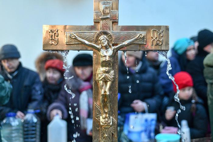 Погружение в холодную воду повышает риск заразиться коронавирусом. Терапевт рассказала, как вести себя на Крещение