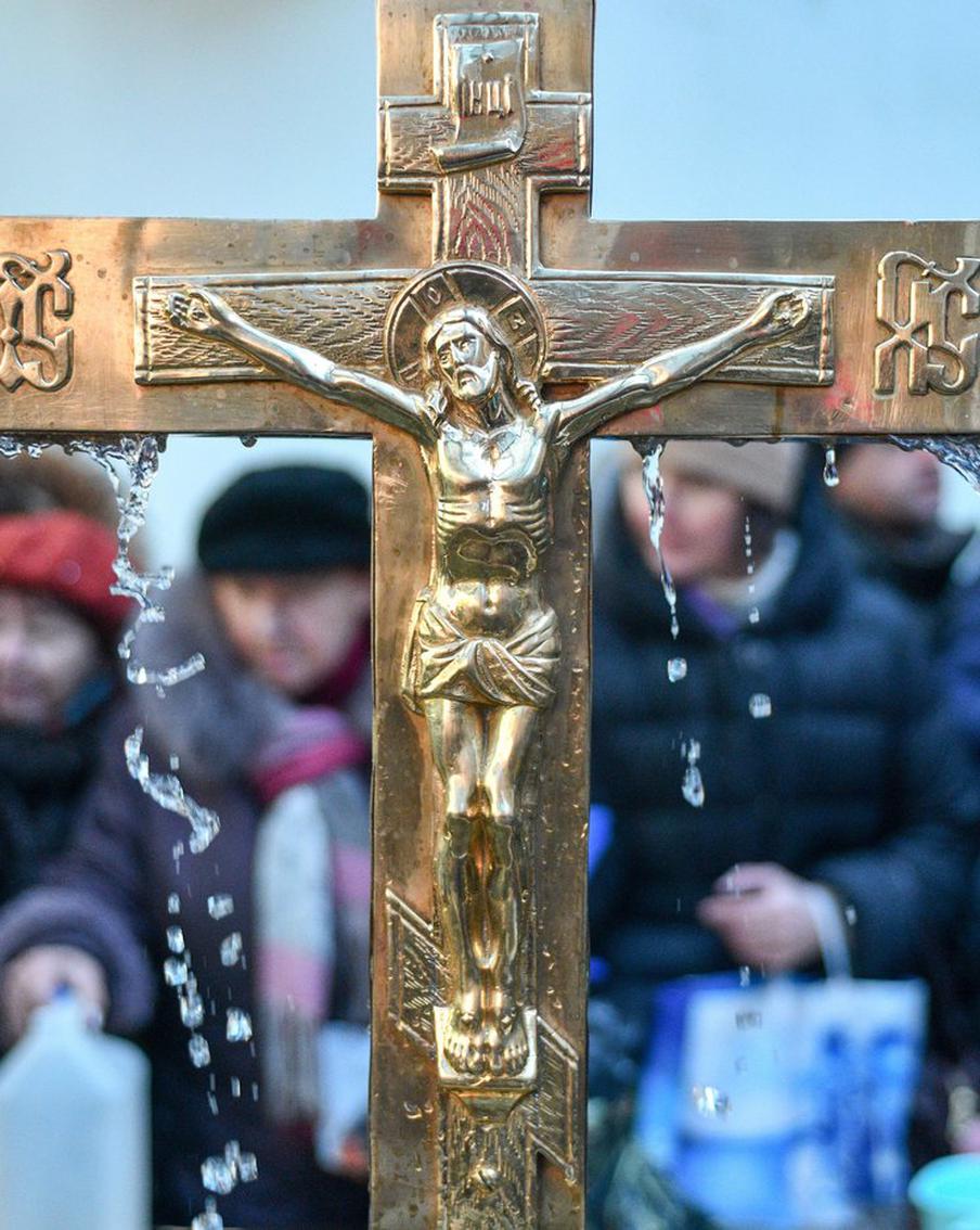 Погружение в холодную воду повышает риск заразиться коронавирусом. Терапевт рассказала, как вести себя на Крещение