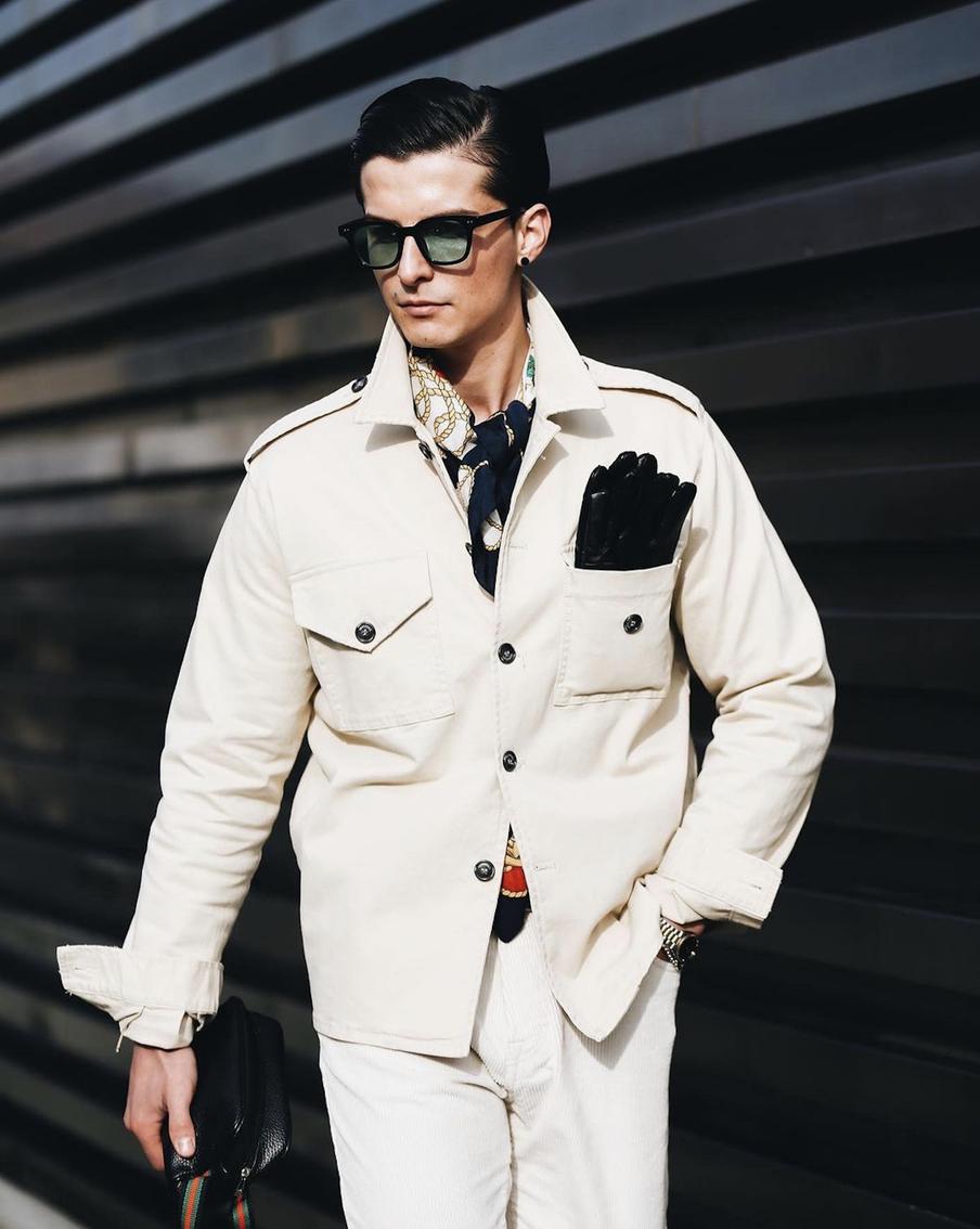 Мужчины тоже активно позируют для фотографов.