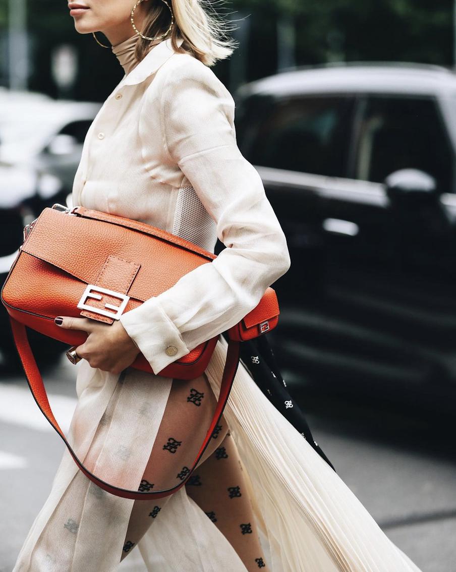 Образы гостей шоу не только модные, но и зачастую довольно откровенные.