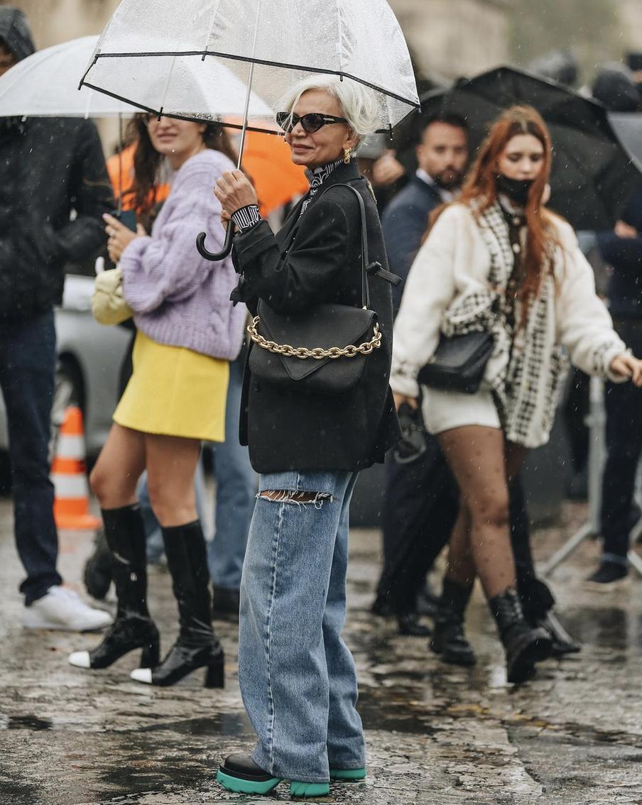 Иногда дождь и снег могут не испортить съёмку, а, напротив, добавить ей шарма.