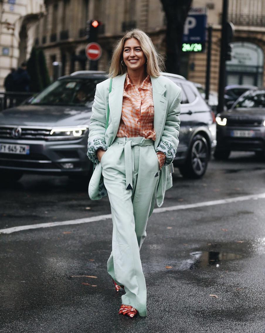 На стритстайл-фотографиях очень хорошо фиксируется динамика: походка, развевающаяся одежда, проезжающие мимо машины, дождь или снег.