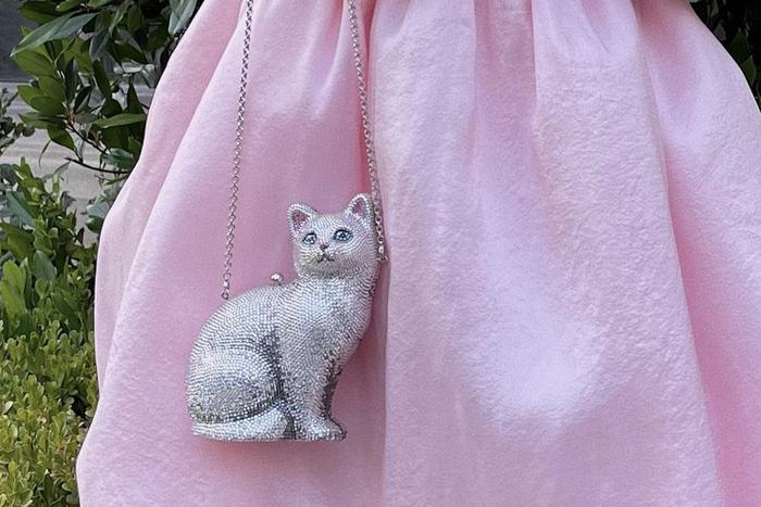 Самоирония в моде. Разбавляем гардероб сумками в виде животных, гаджетов и еды
