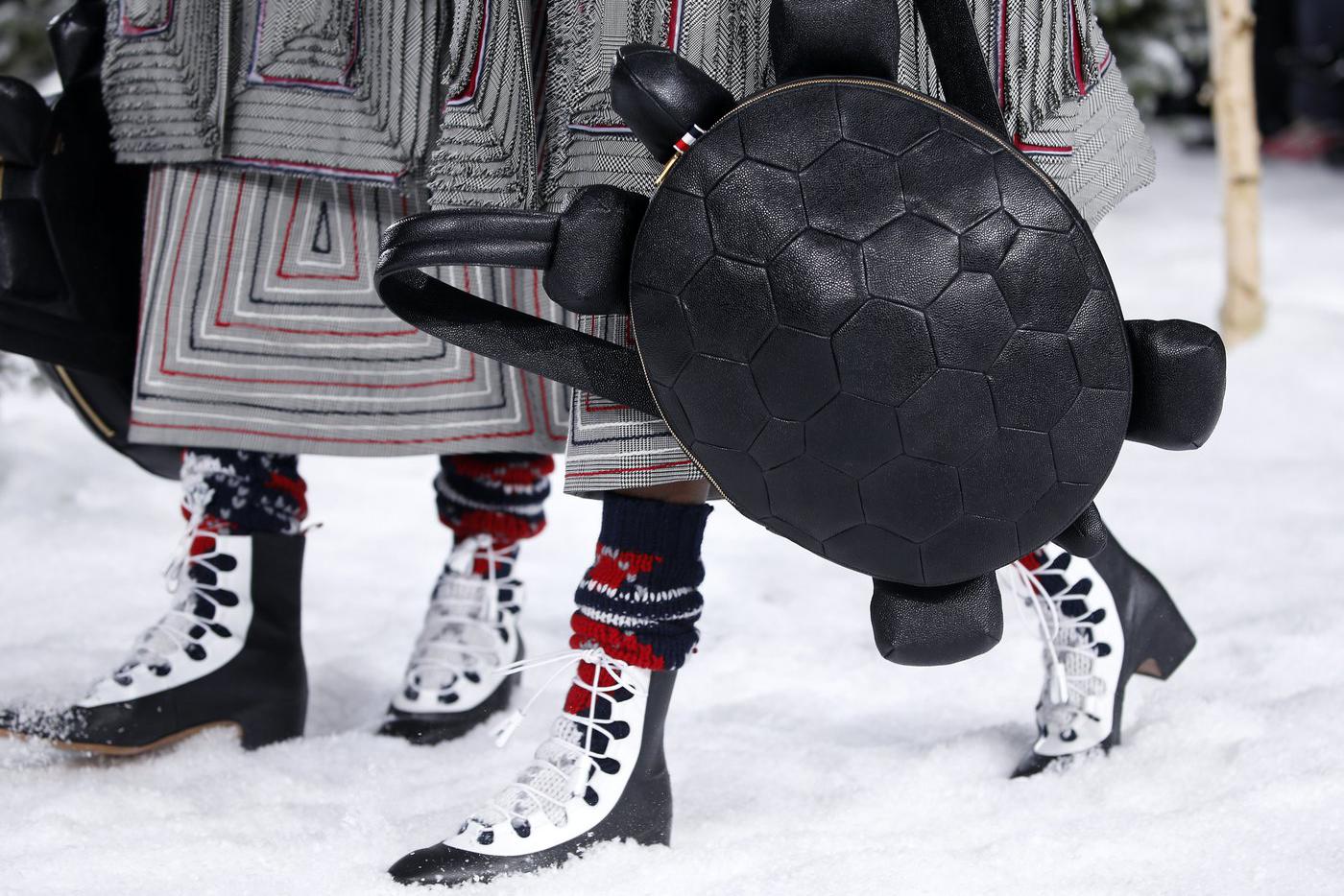 Рюкзак-черепаха в коллекции Thom Browne осень-зима – 2020.