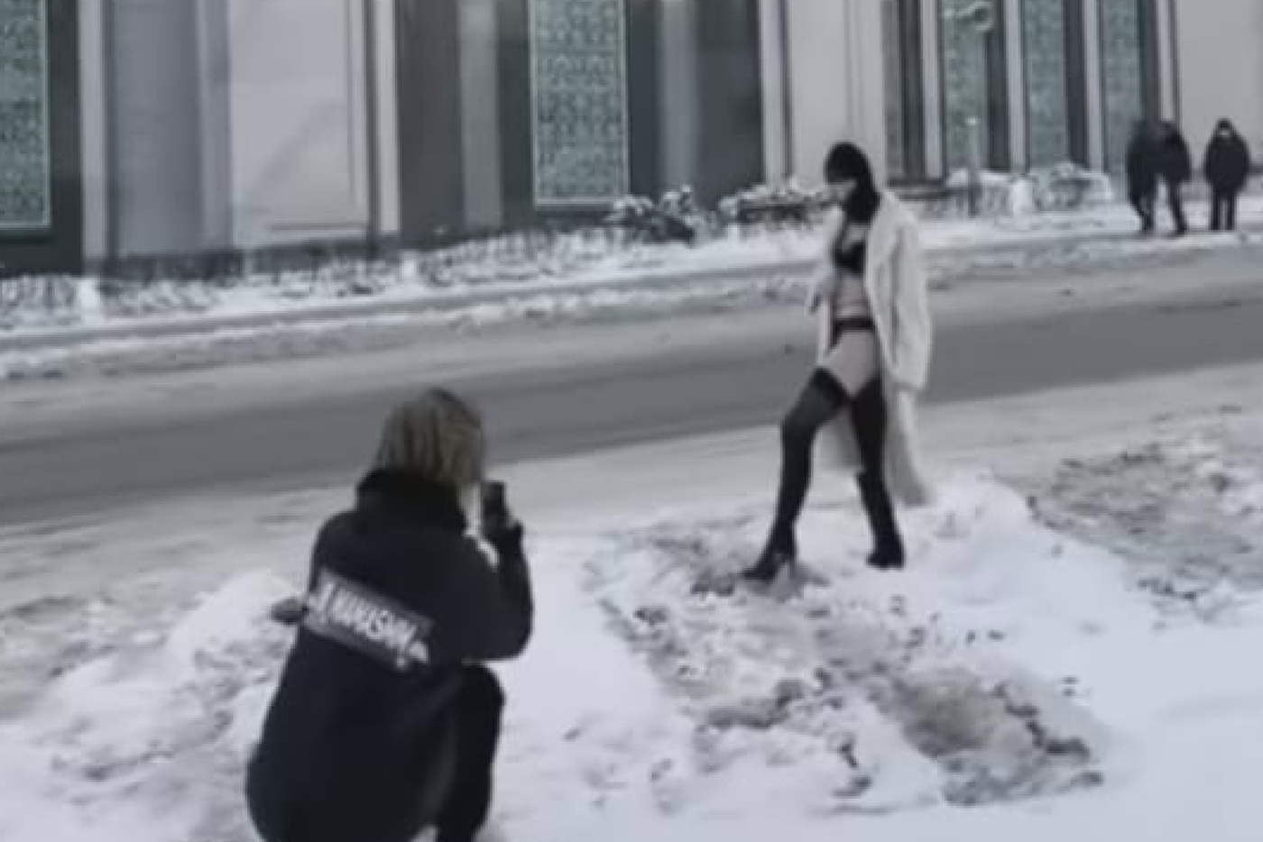 Закрыла лицо балаклавой. В столице прошла эротическая фотосессия у мечети