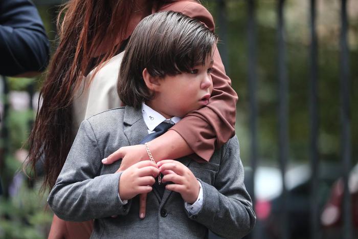 Бедные богатые школьники: как долго москвичи водят детей за руку?