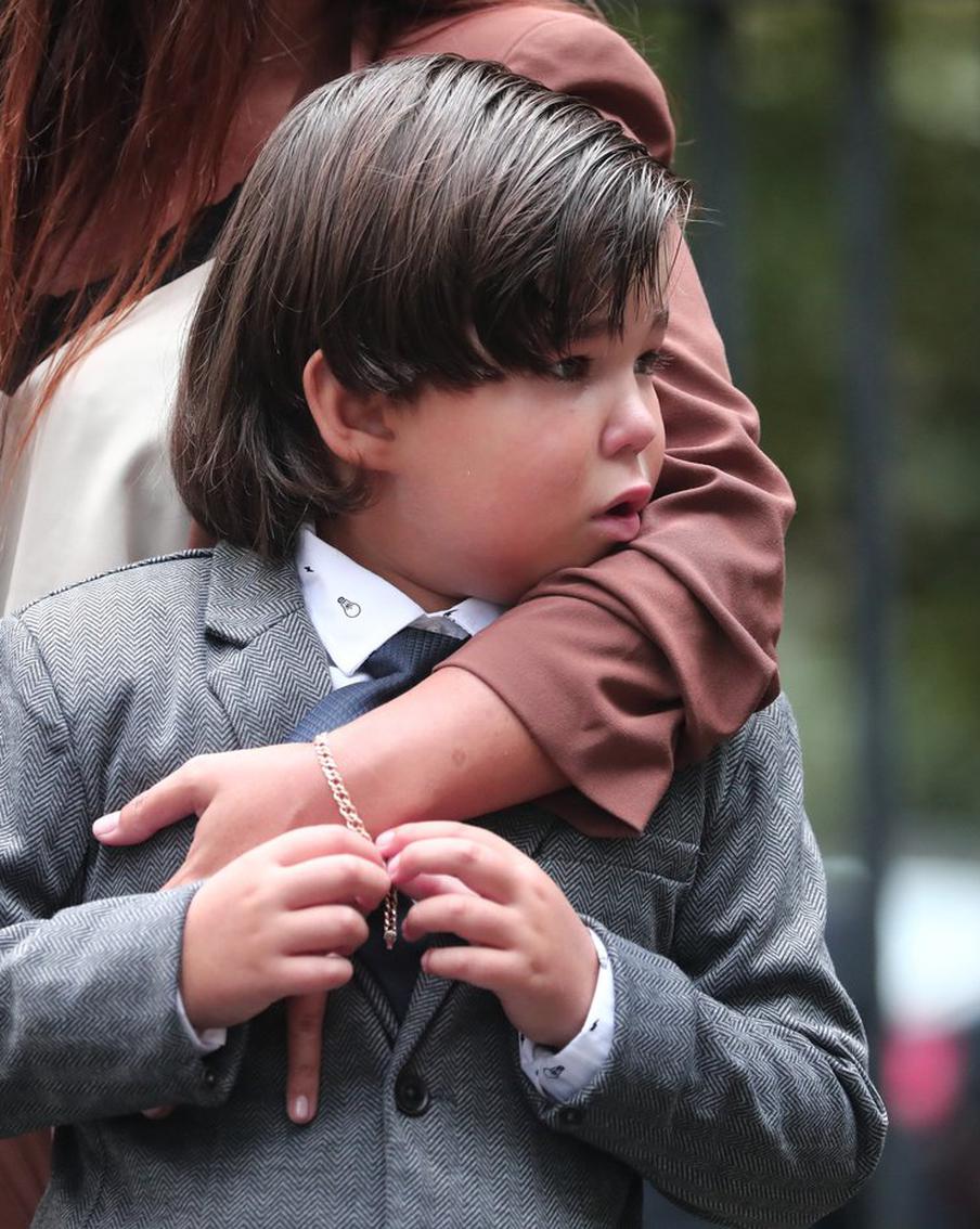 Бедные богатые школьники: как долго москвичи водят детей за руку?