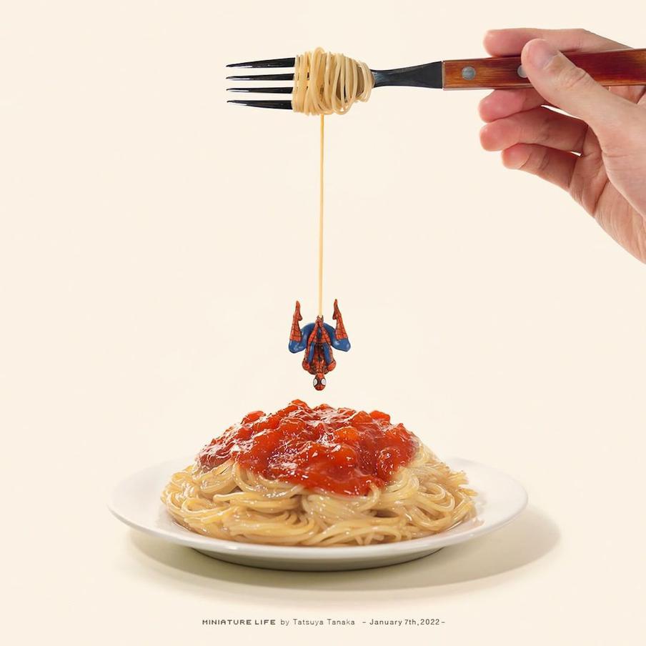 Миниатюрист делает сценки, понятные всем возрастам и национальностям.