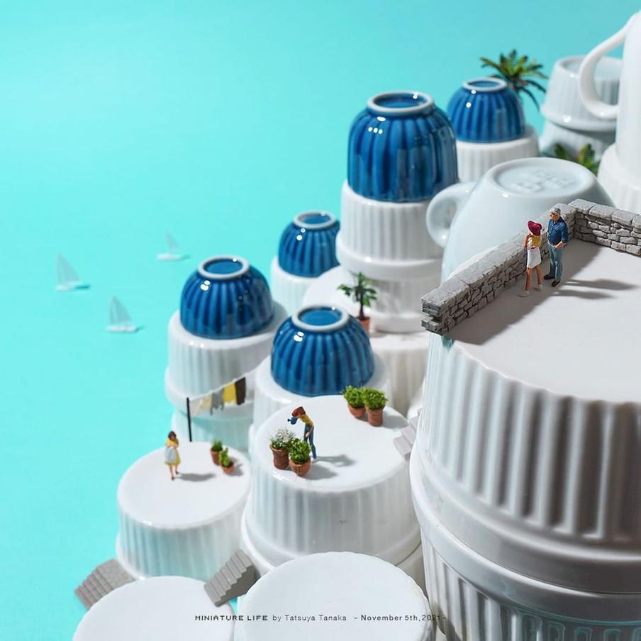 С помощью фигурок и мисок для сервировки, миниатюрист изобразил курорт Санторини.