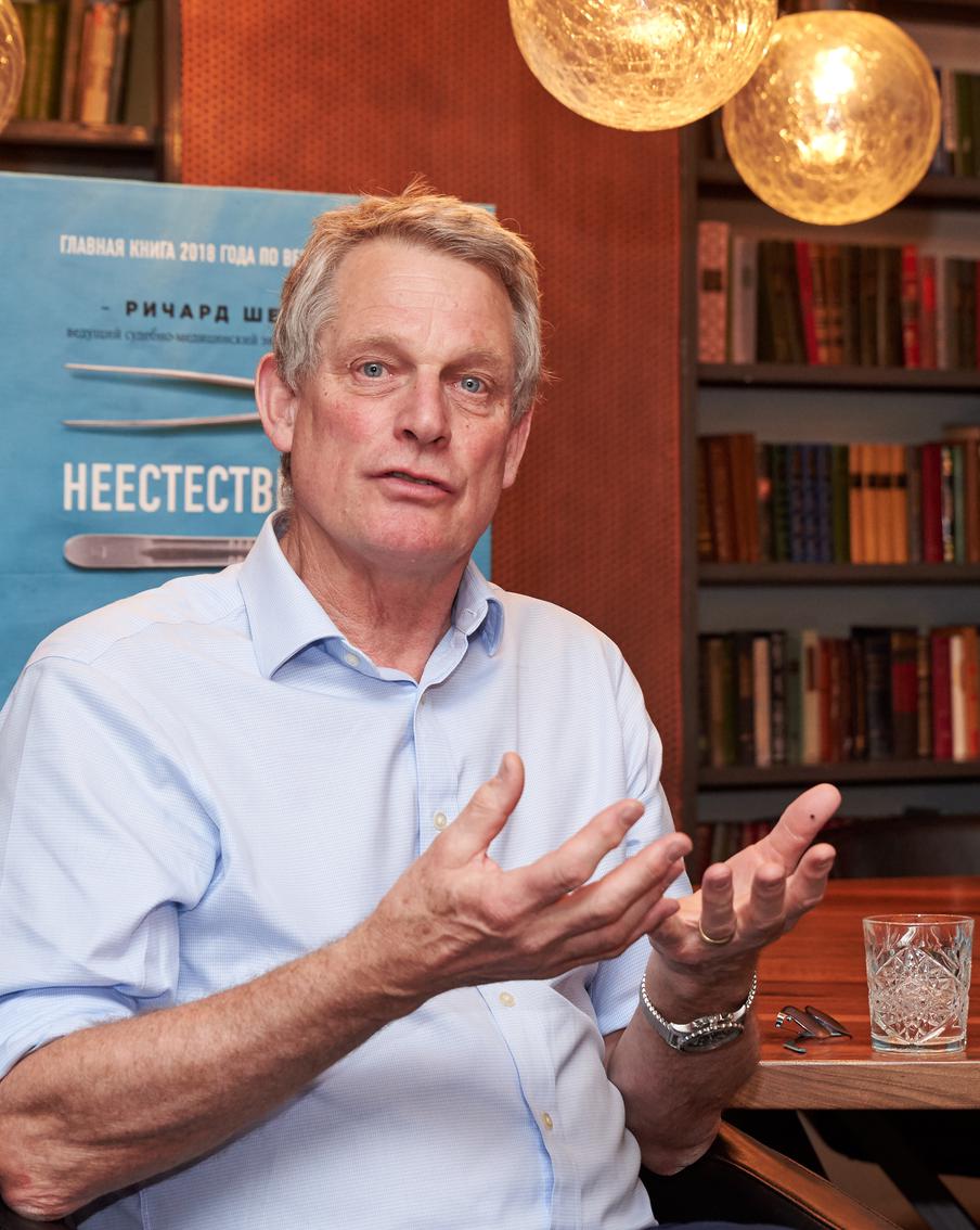 "Большинство из нас ежедневно принимают решения, которые могут повлиять на то, как мы умрём". Известный британский судмедэксперт откровенно рассказал о смерти и профессии