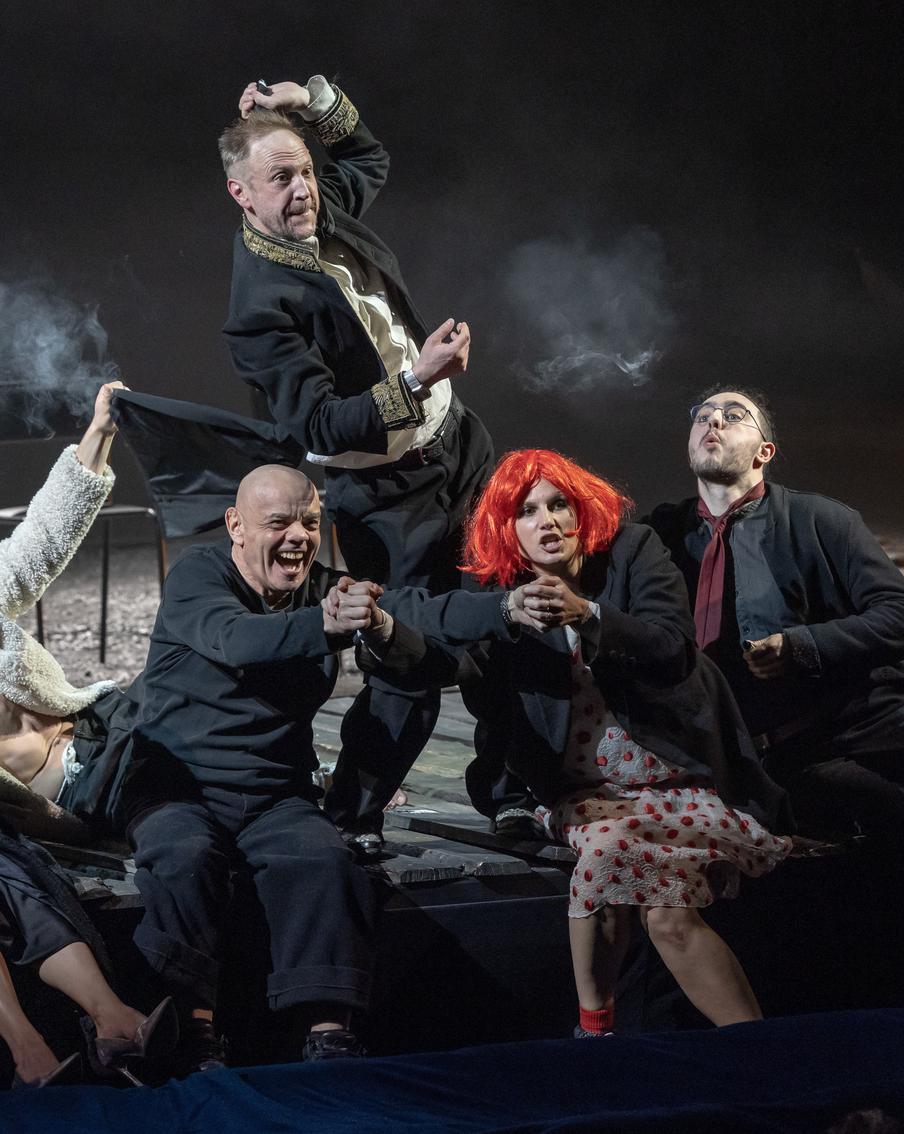 В "Сатириконе" прошла премьера спектакля "Р". Мы оценили, каким получился новый взгляд на гоголевского "Ревизора"