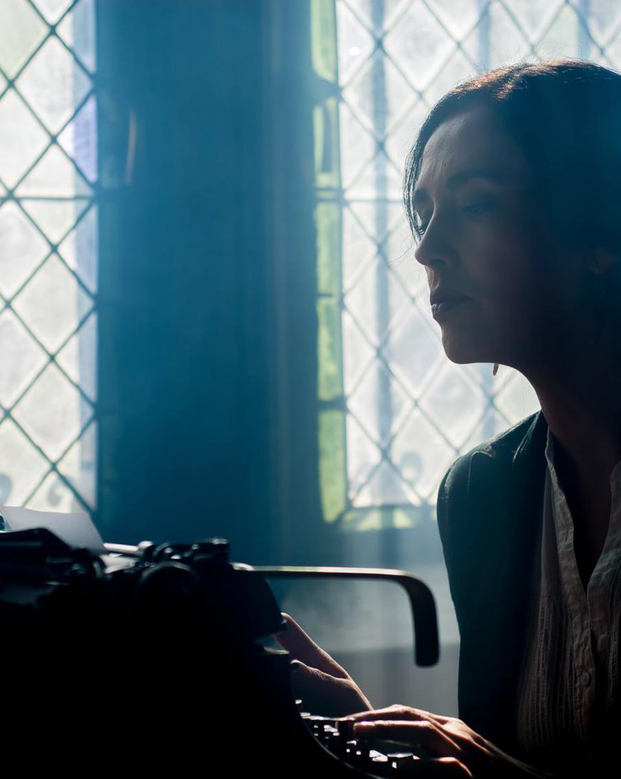 За медийных личностей книги зачастую пишут другие люди. Сколько зарабатывают такие авторы и довольны ли они своим положением