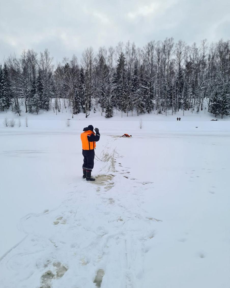 Спасатель сам дважды проваливался под лёд