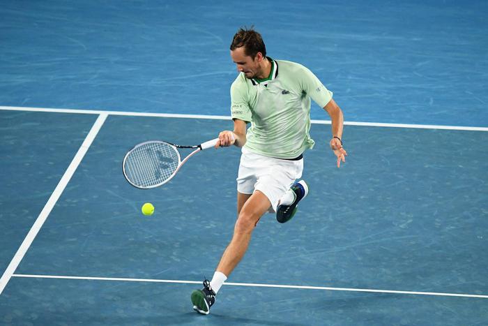 "Новак посмотрит финал по ТВ": Медведев готов биться с Надалем