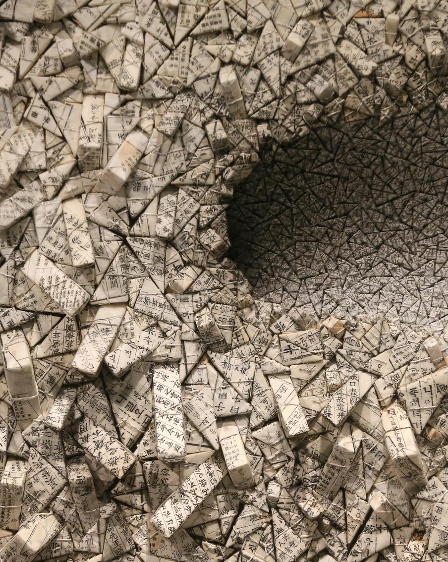 При ближайшем рассмотрении можно увидеть иероглифы из старых документов и записей – любовных писем и философских трактатов.