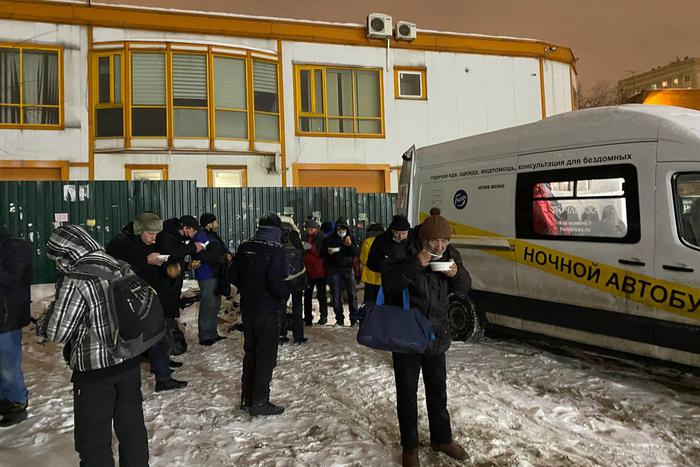 Нелёгкая зимовка: Узнали, чем кормят бездомных в холода