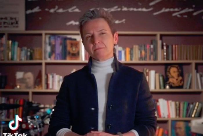 Светлана Сурганова завела поэтический аккаунт в TikTok. Узнали, зачем ей это и можно ли вообще полюбить стихи