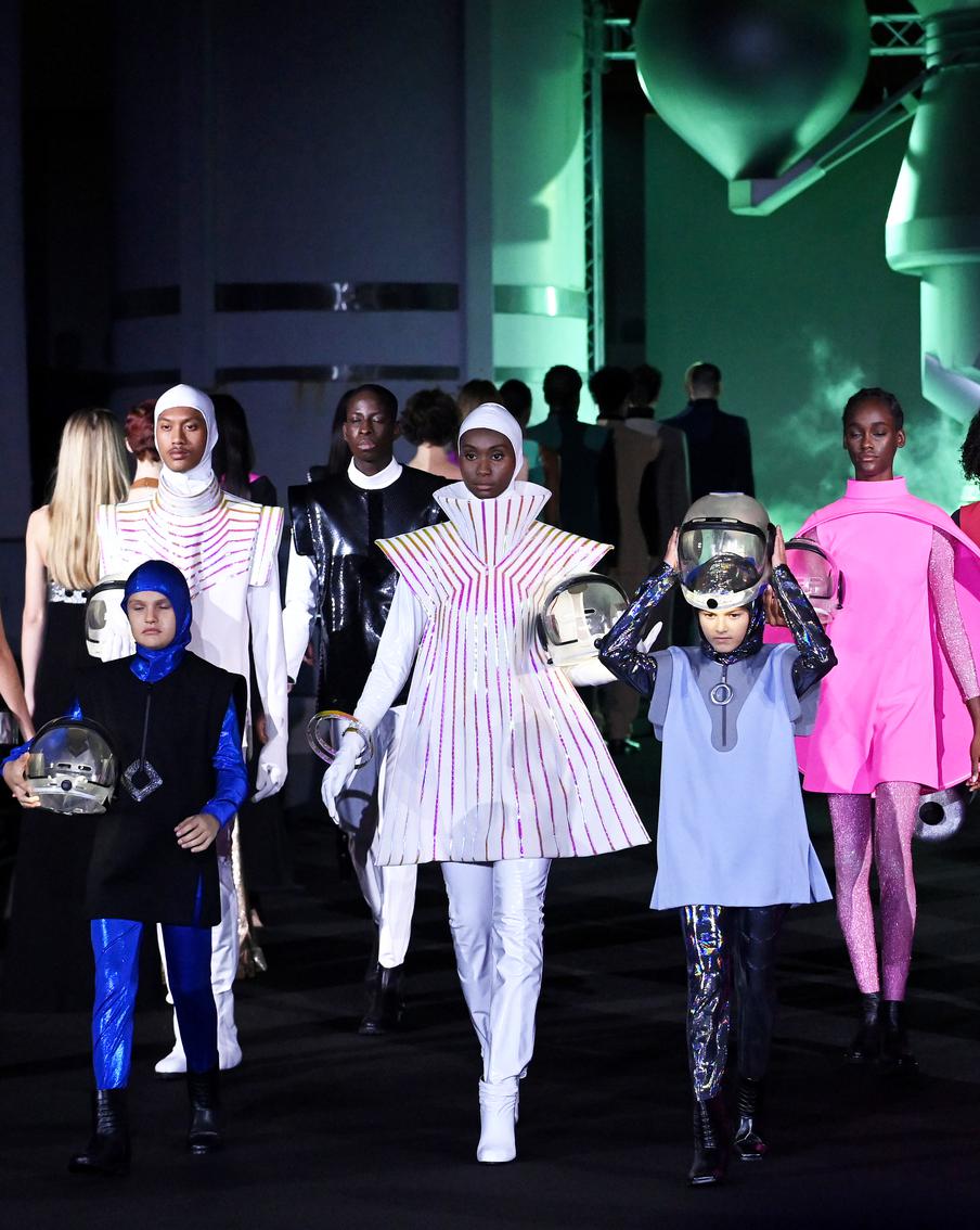 Мода на орбите: как тема космоса вдохновляет дизайнеров