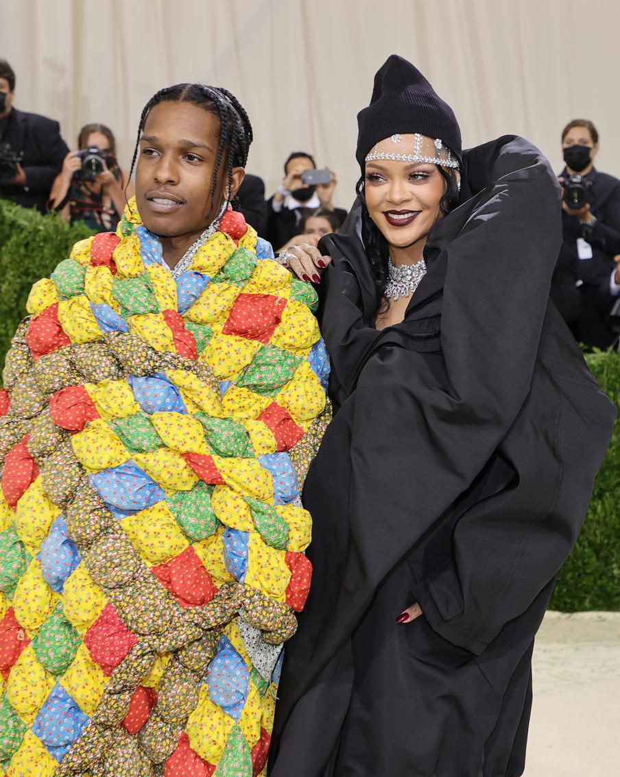 Рианна объявила о своей беременности: срочно выбираем ей подходящую одежду