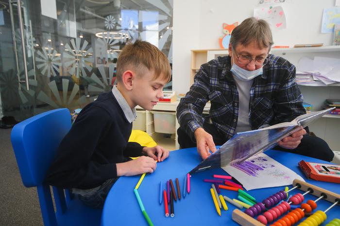 Цены на услуги няни в городах России растут. Выяснили, где можно найти няню подешевле