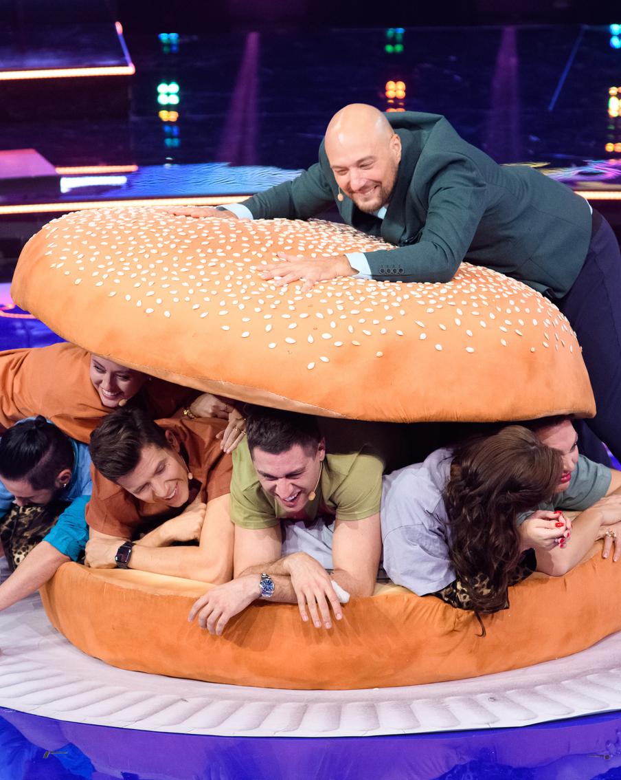 Игры в Чернокнижника, блеф в казино и общение с бывшими зэками: знаменитости рассказали про свои самые безумные поступки