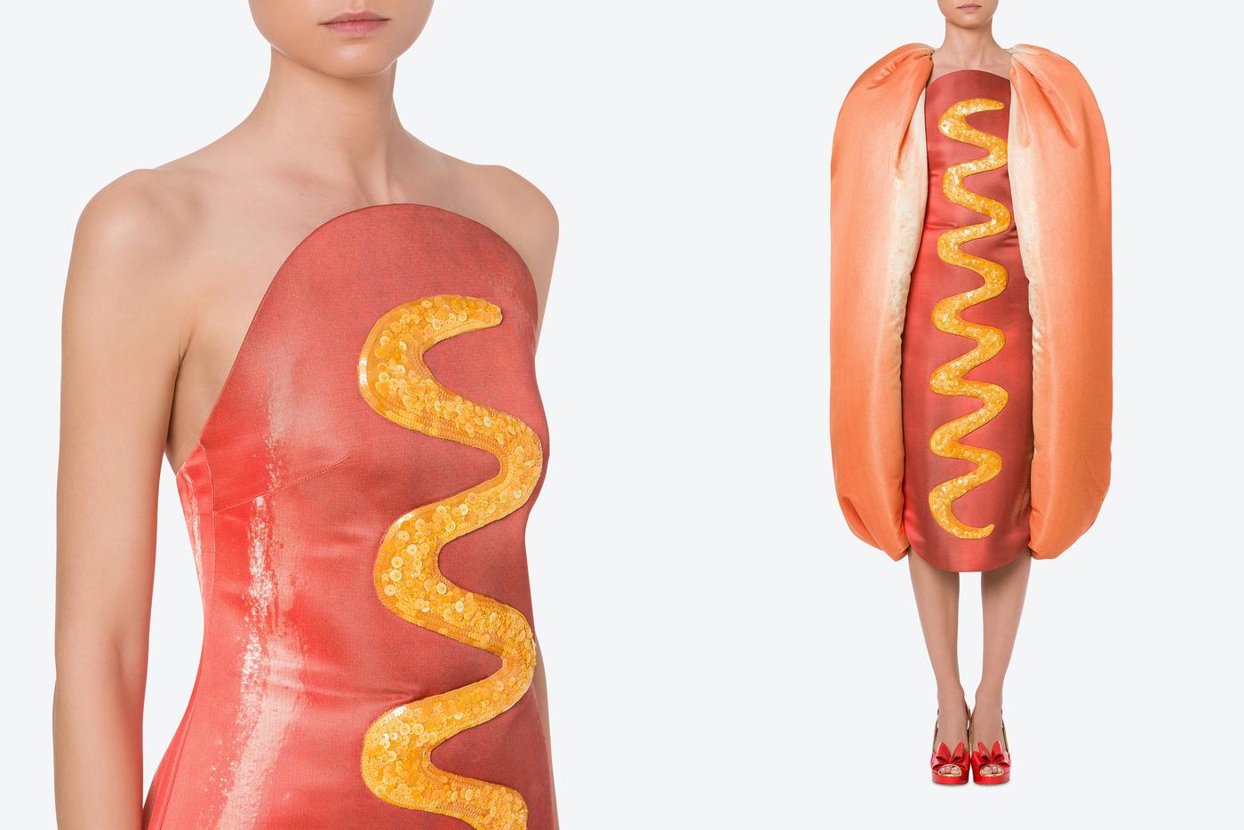 Платье и кейп Moschino.