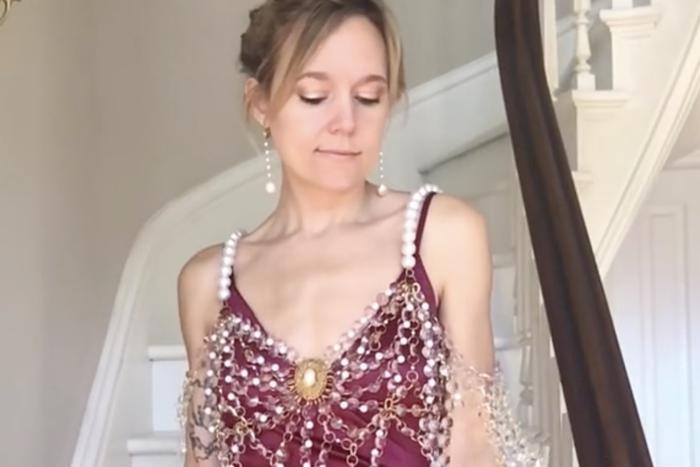 Две сестры вручную работают с кристаллами и создают украшения в стиле старого Голливуда