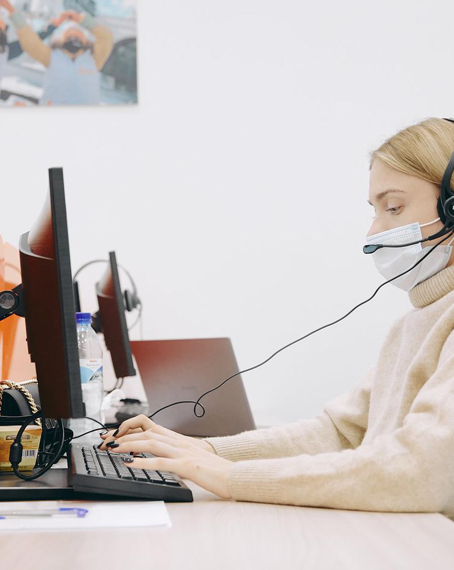 Таких и берут в волонтёры: в дни роста заболеваемости москвичи активно помогают городу