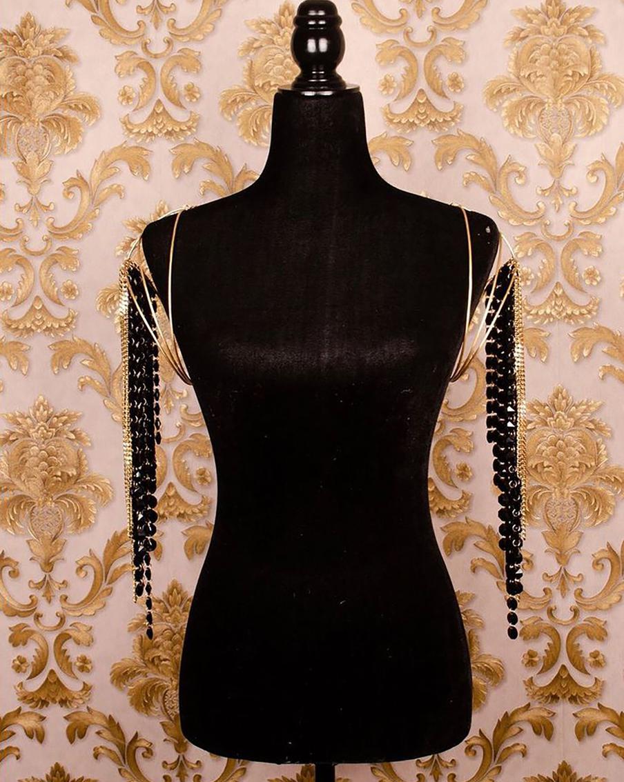 Надплечники изготавливаются на металлическом каркасе, который отлично держит форму.