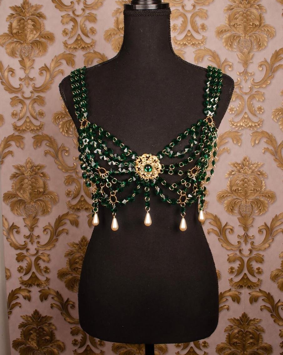 Хрустальные подвески красиво переливаются на свету.