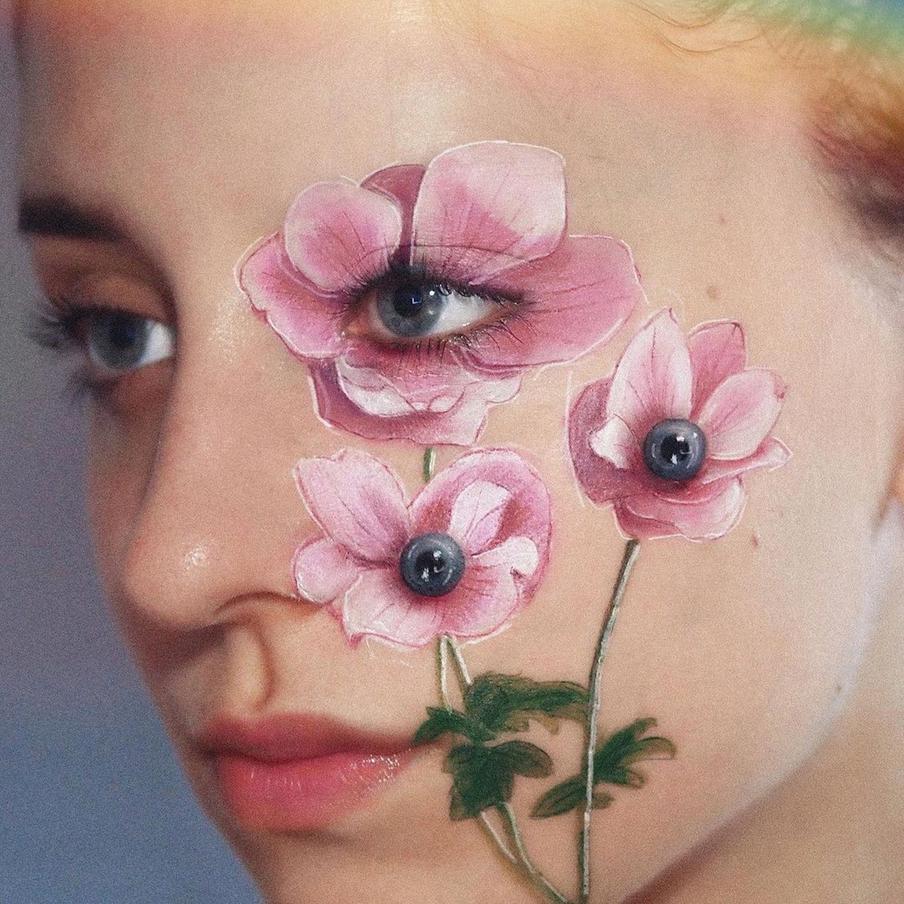 Визажистка любит рисовать цветы и радужки глаз.