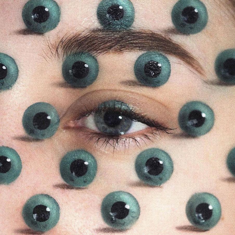 Повторимся, Люсия очень любит рисовать радужки глаз.