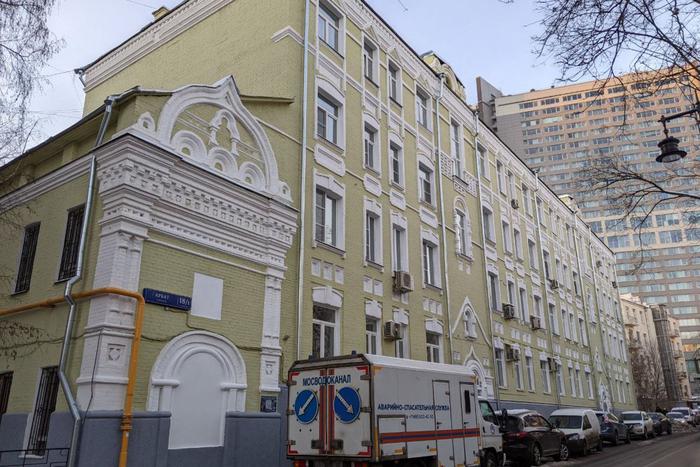 В доме на Арбате сохранили исторические перила. Под толщей дешёвой краски скрывался текстурный дуб