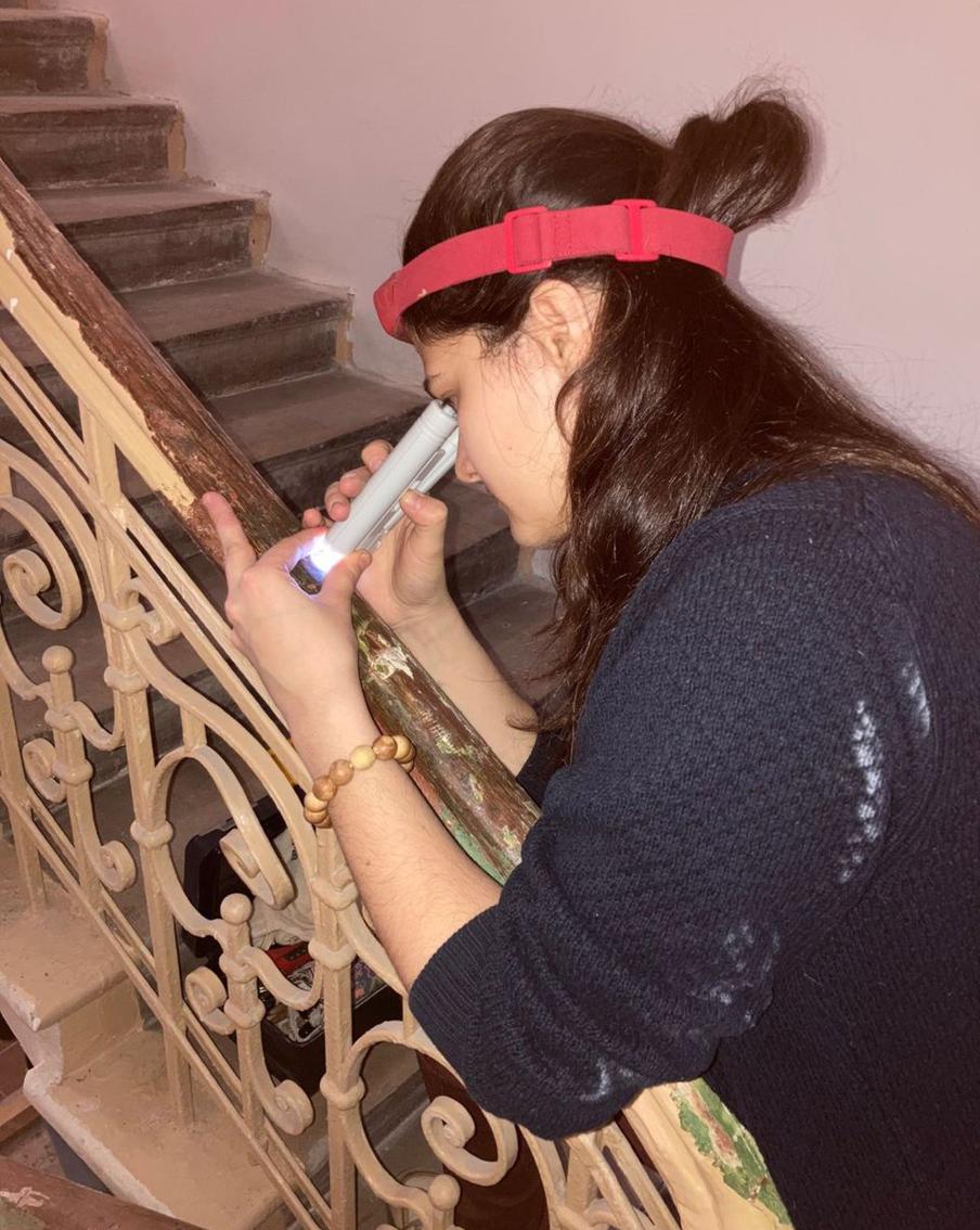 Реставратор сняла несколько слоёв краски.