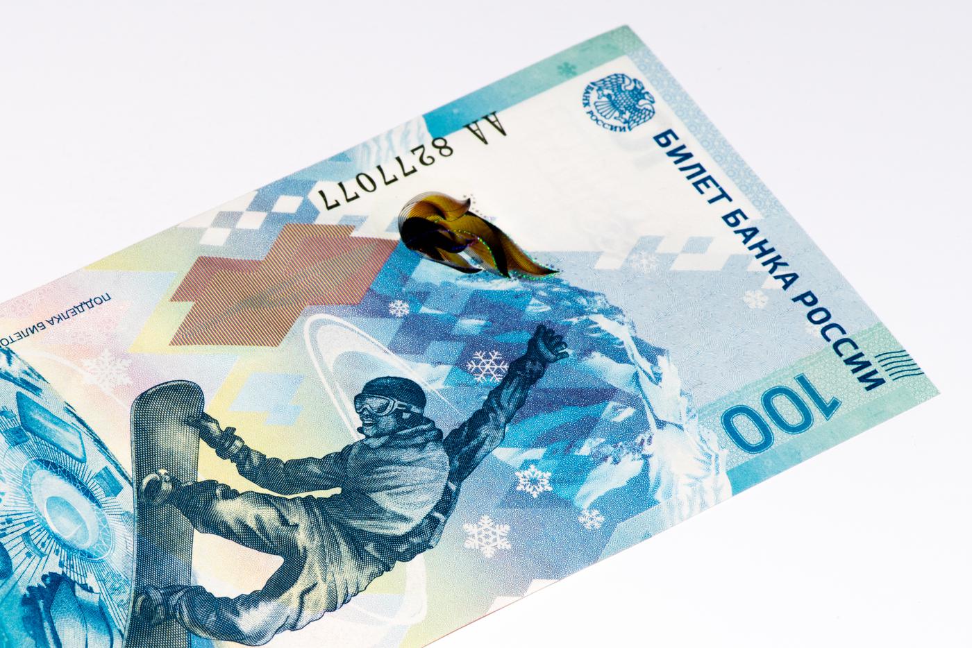 Олимпийская банкнота номиналом в 100 рублей была запущена в обращение 30 октября 2013 года.