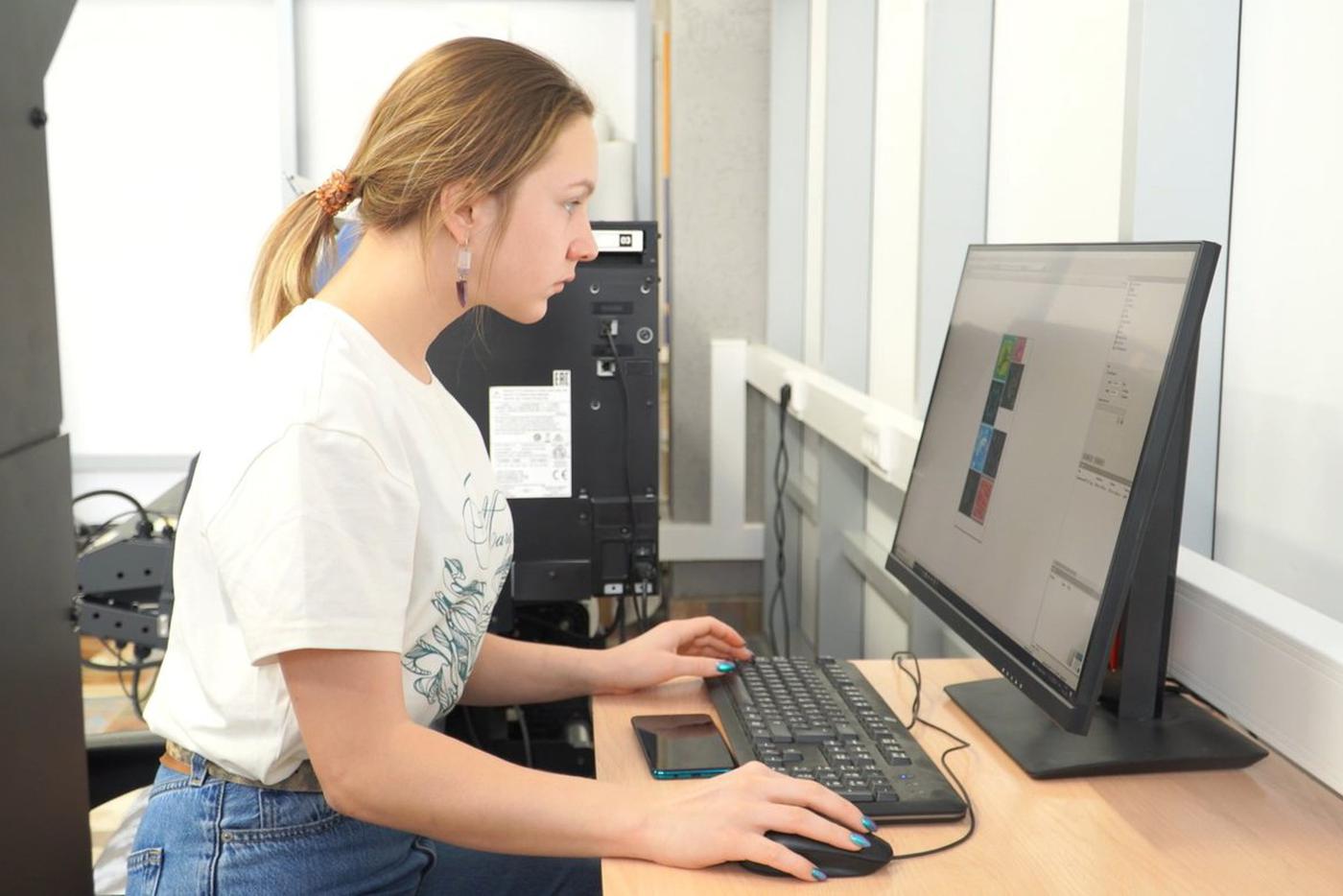 Юные дизайнеры учатся создавать в специализированных программах лекала, изучают особенности выполнения кроя и пошива на современном технологическом оборудовании.