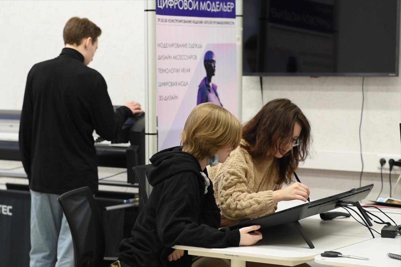 Юные дизайнеры учатся создавать в специализированных программах лекала, изучают особенности выполнения кроя и пошива на современном технологическом оборудовании.