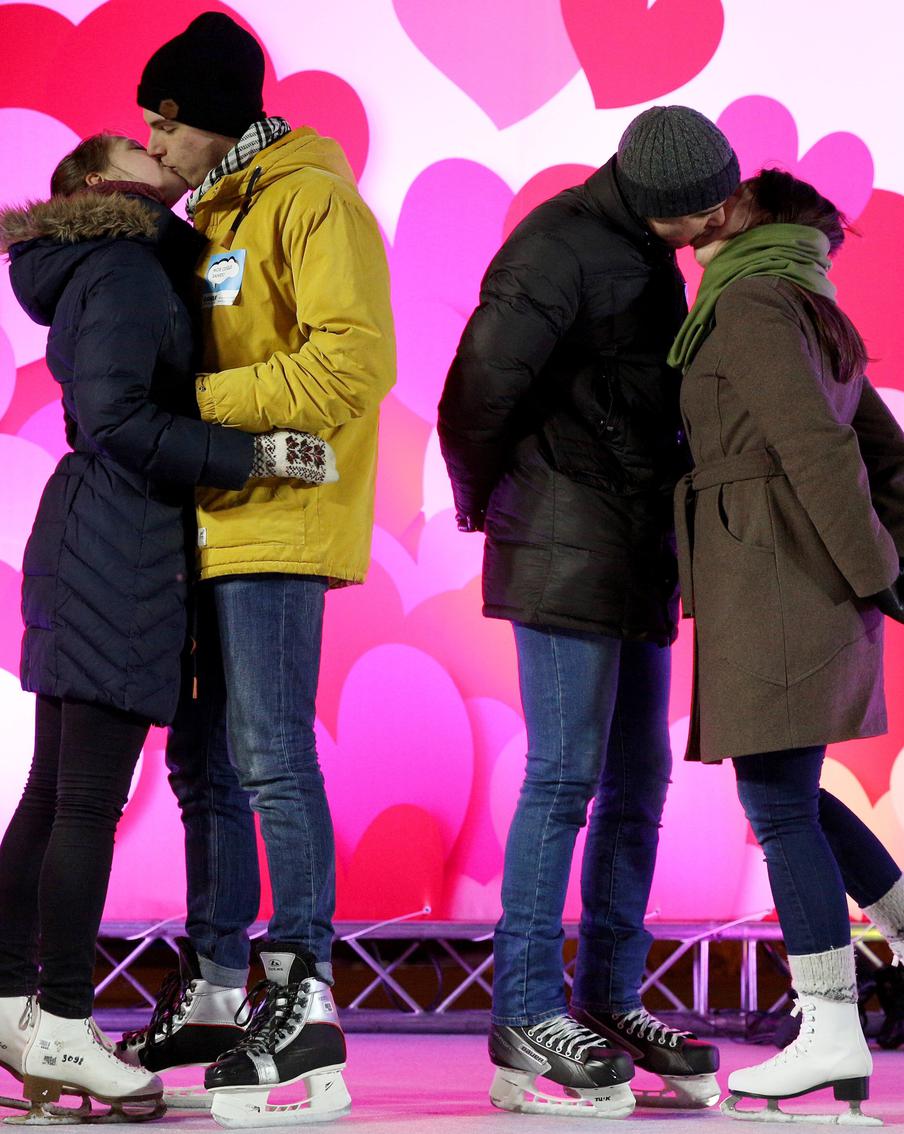 Женитьба на катке и прогулка в темноте. Как москвичи смогут отметить День святого Валентина