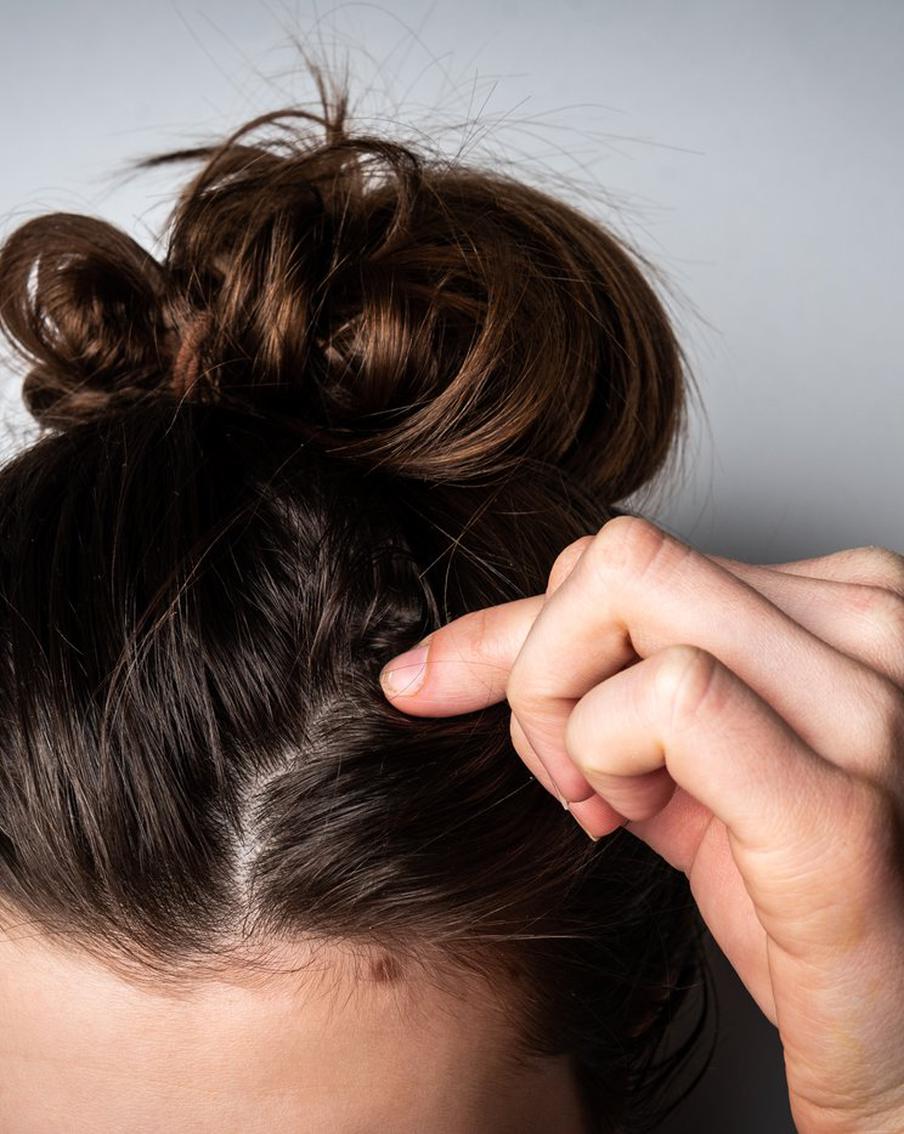 Мыть голову каждый день или завязывать пучок? Решаем проблему жирной кожи и волос