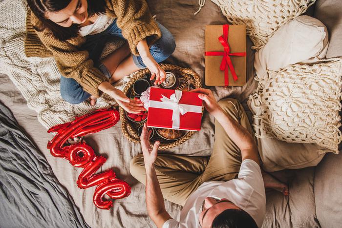 Лучший подарок на День всех влюблённых – тот, что выбран с вниманием к своей половинке