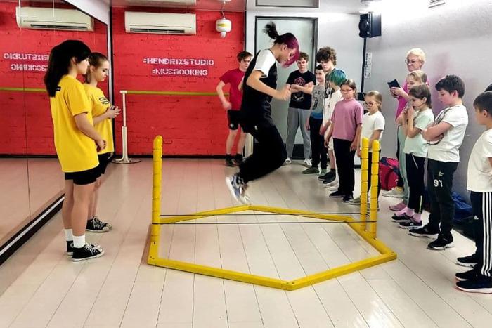 Как "резиночка" превратилась в хоппинг: москвичи реанимировали культовую игру