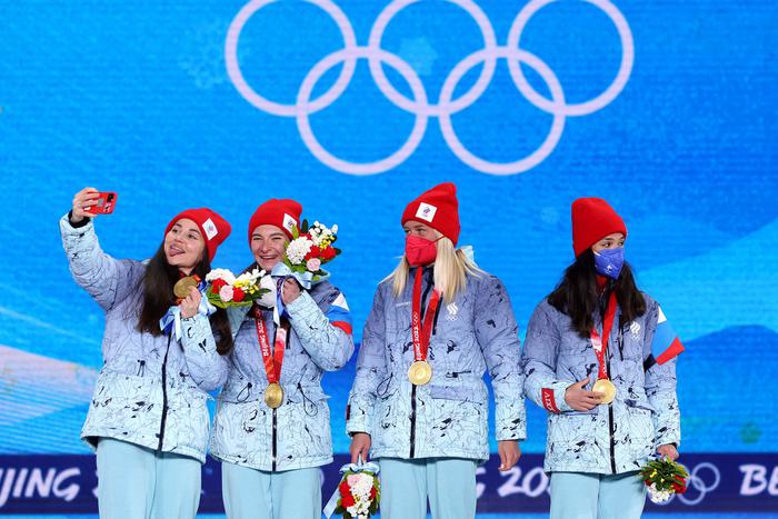 Наша лыжница устроила дикие пляски на олимпийском пьедестале