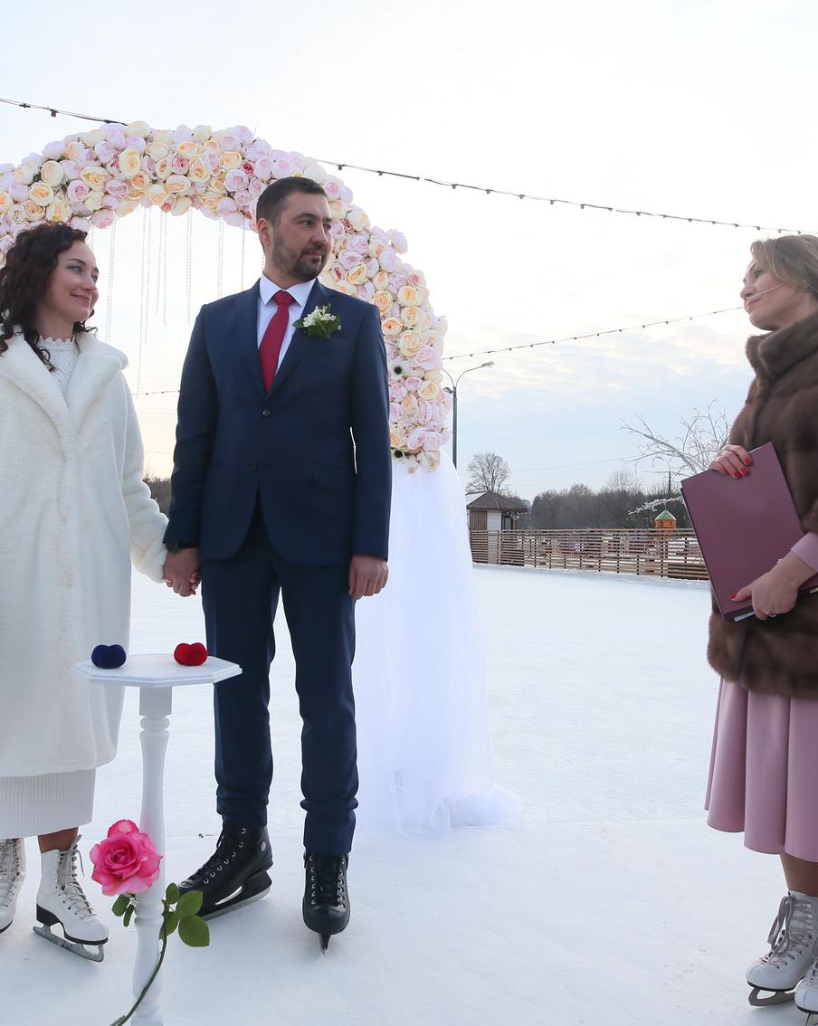 Сочетаемся на коньках: каток в музее-заповеднике "Коломенское" стал свадебным залом