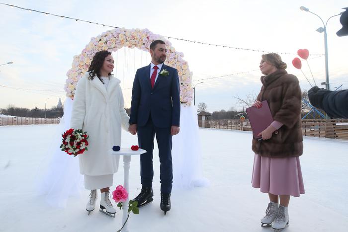 Сочетаемся на коньках: каток в музее-заповеднике "Коломенское" стал свадебным залом