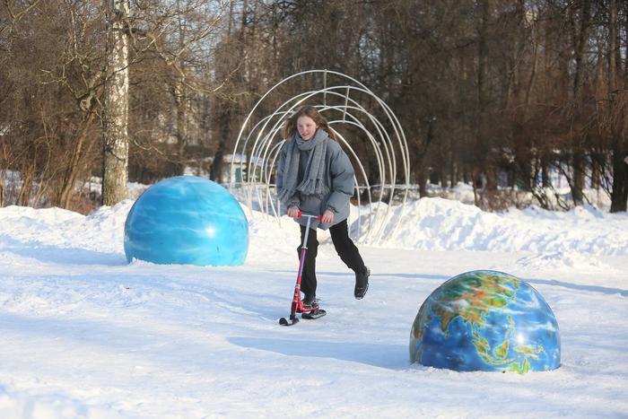 Вместо колёс – лыжи: в Сокольниках открылся прокат зимнего самоката