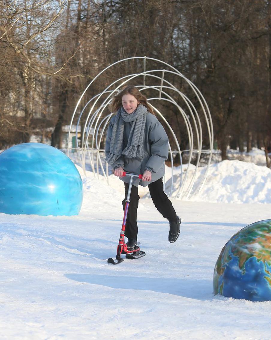 Вместо колёс – лыжи: в Сокольниках открылся прокат зимнего самоката