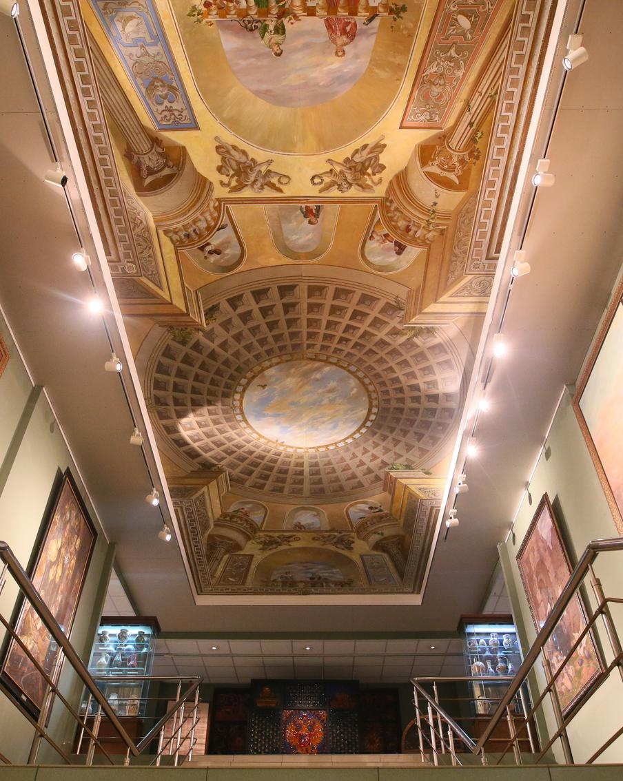 Лестница ведёт в оптические выси: художники и студенты Академии Андрияки подняли потолок до небес