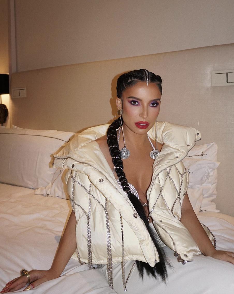 Блогер Аурета Томоллари.