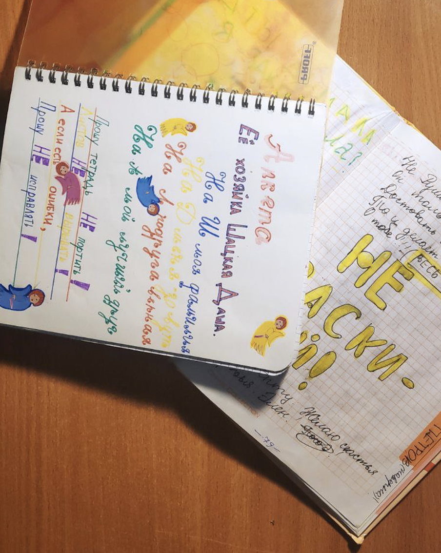 Известные любому школьнику из 90-х книжки-анкеты обретают новую жизнь в ателье "ГЭС-2"